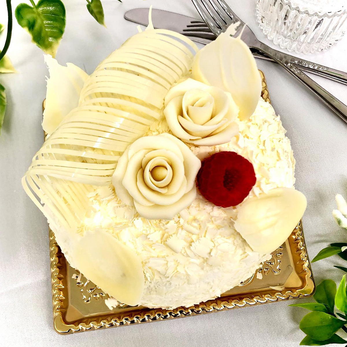 ホワイトローズのデコレーションケーキ