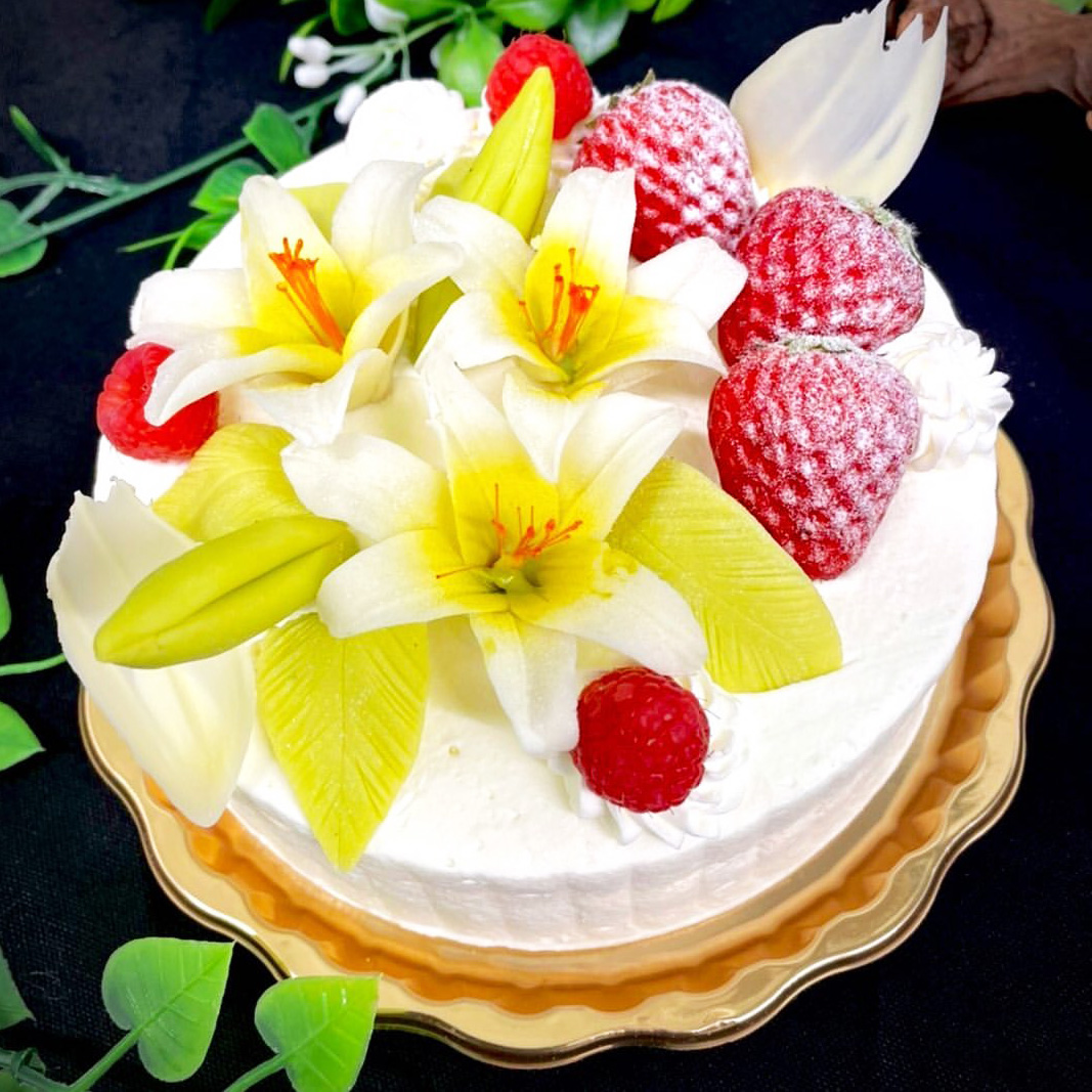 ユリの花のデコレーションケーキ